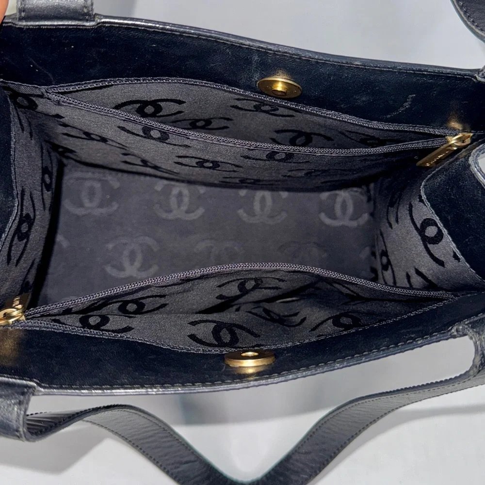 🔥SOLD🔥CHANEL Camelia Enamel Tote Bag - Picture 8 of 17